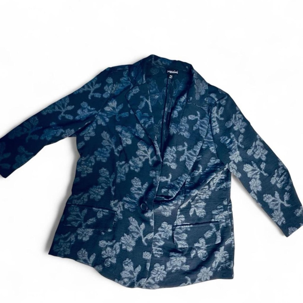 Blue floral blazer with 3/4 sleeves and button-up front. Size: M